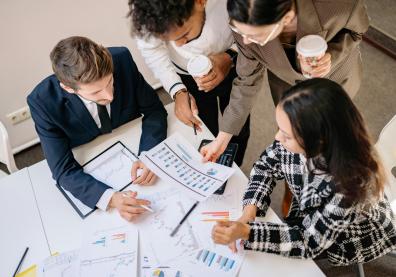 Groupe de collègues au travail