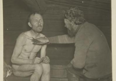Le guérisseur Rotikko-Pekka soigne un patient dans un sauna