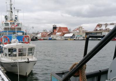 Photo d'un bateau dans un port enneigé