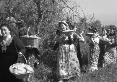 Groupe de femmes kabyles portant des paniers de victuailles 
