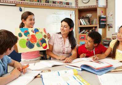 Groupe d'enfants et éducatrice en classe inversée