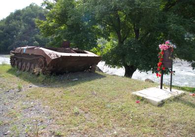 Tank et mémorial de fortune