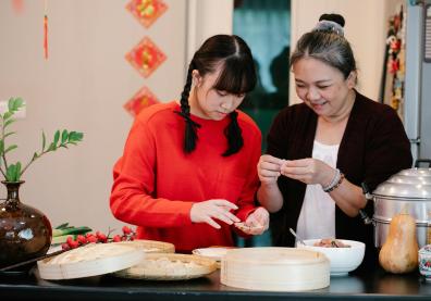 Une femme et sa fille cuisine ensemble des raviolis