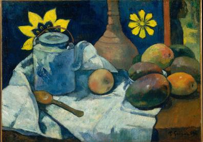 Peinture d'une table sur laquelle est posé un torchon blanc, une théière, une cuillère et des fruits