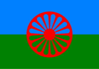 Le drapeau est constitué de deux bandes verte et bleu, avec au milieu une roue qui symbolise la route, le voyage et les origines indiennes