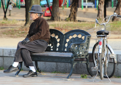 Un homme japonais assis sur un banc