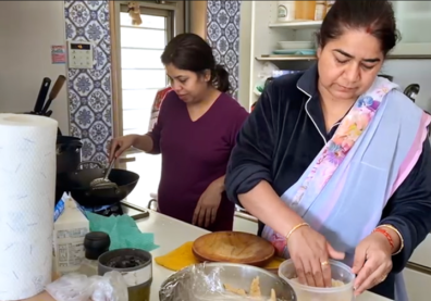 Deux femmes indiennes en train de cuisiner