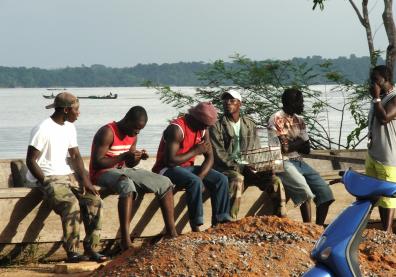 Jeunes gens au bord du fleuve - St Laurent du Maroni, Guyane