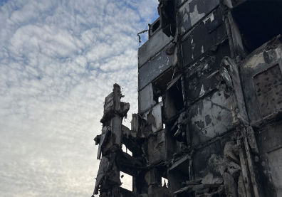 Immeuble détruit et ciel nuageux