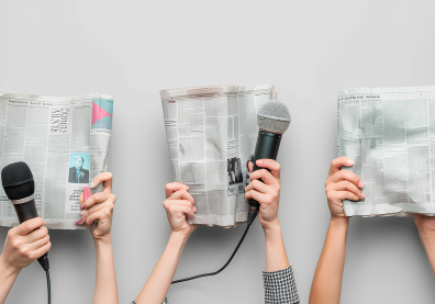 Des mains féminines avec des journaux et des microphones sur un fond clair