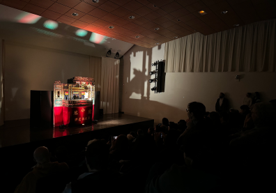 Un théâtre de marionnettes dans un auditorium 