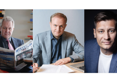 Portrait de 3 hommes dont un avec un journal, un assis devant des papier et le dernier avec un t-shirt blanc