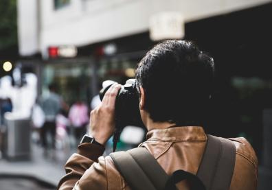 Homme en train de prendre une photo de rue