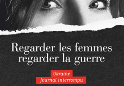 En haut les yeux d'une femme et en bas de grandes écritures blanches sur fond noir, des écritures blanches plus petites