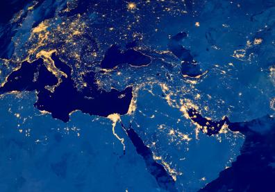 Carte du monde vue de nuit avec les continents éclairés