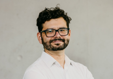 Photo d'un homme brun avec une barbe et des lunettes
