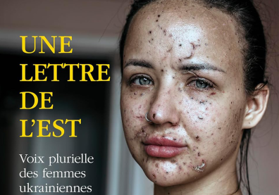 Photo de gros plan d'une jeune femme avec des taches sur le visage