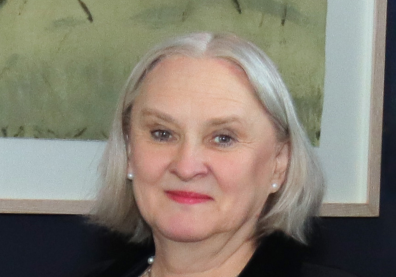Photo d'une femme avec des cheveux blancs et du rouge à lèvre rouge