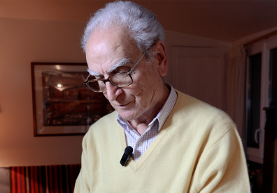 Photo d'un homme âgé avec des cheveux blancs et des lunettes