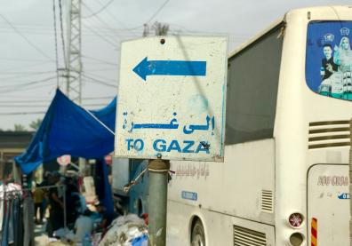 Un bus avec un panneau en premier plan où est inscrit "to Gaza" 