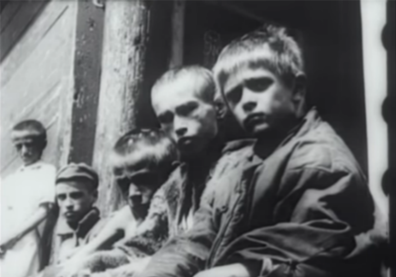 Photo en noir et blanc d'enfants regardant l'objectif