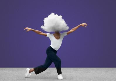 Une femme danse avec un nuage à la place du visage 