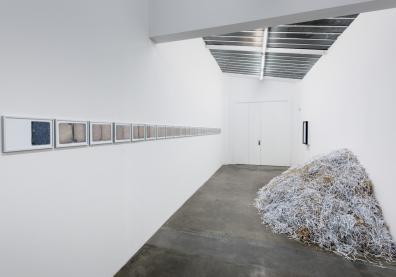 Une pièce d'un musée où sont exposés des oeuvres