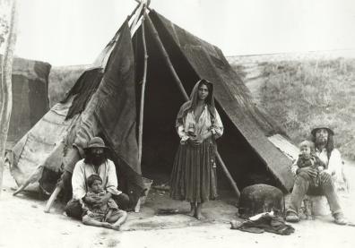 Photo en noir et blanc d'une femme qui sort d'une tante