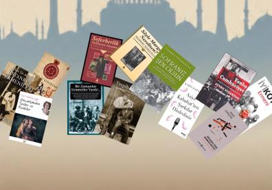 Plusieurs couvertures de livres sur fond où on voit une ville 