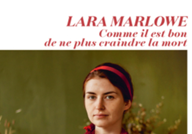 Photo du visage d'une jeune femme avec un serre-tête rouge sur fond vert