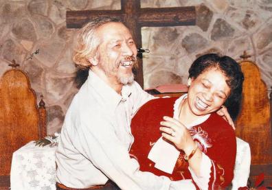 Excerpt "Hand in Hand" (Taïwan) : a man and a woman embrace each other, laughing