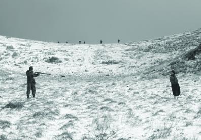 un homme coréen tire sur une femme coréenne dans la neige