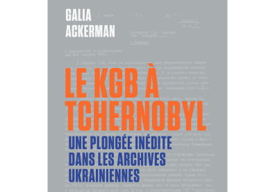 Ecritures de couleurs blanche, rouge et bleue sur fond gris