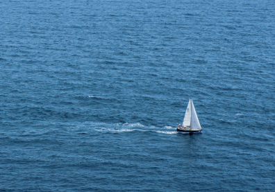 Un voilier au milieu de la mer 