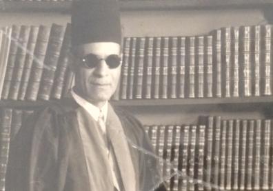 Taha Hussein devant sa biblothèque dans son bureau