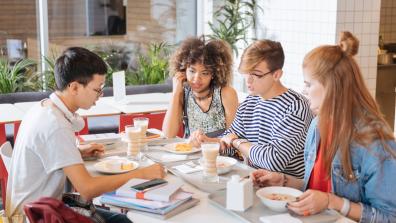 Etudiants discutant autour d'un repas