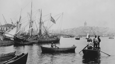 Barques et bateaux dans un port 