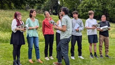 Les étudiants et enseignants sont d'abouts dans l'herbe avec leur diplôme dans les mains