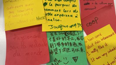 Yellow, red and green Post_it on which comments are written