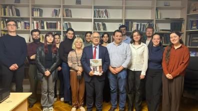 Rencontre des étudiants de l'Ecole de Printemps avec M. l'ambassadeur de France au Kirghizstan, Nicolas FAYE (au centre) au sein de l'IFEAC à Bichkek le jeudi 23 avril.