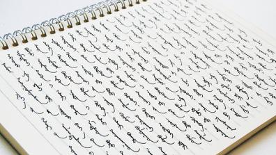 Écriture "mongol bichig" manuscrite au stylo à plume. Photo © 2021 Nomindari Shagdarsuren.