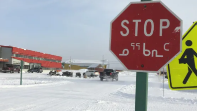 Panneau STOP en inuktitut