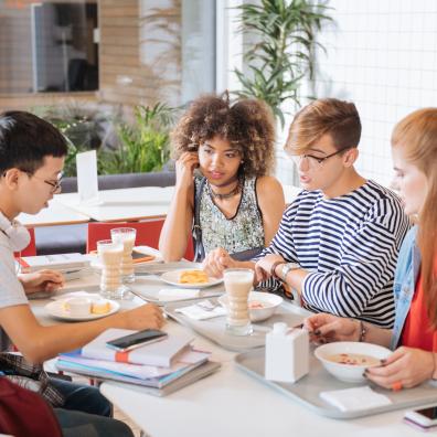 Etudiants discutant autour d'un repas