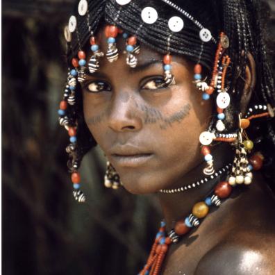 Portrait d'une femme portant des bijoux