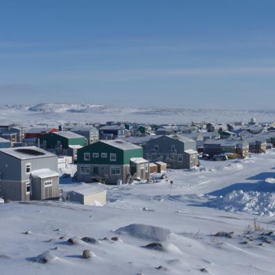 village enneigé au Nunavik avec quelques maisons