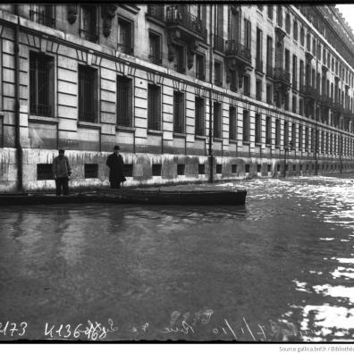 Deux hommes dans une barque lors de la crue de la Seine en 1910