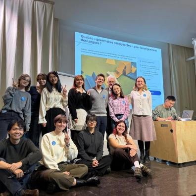 Les étudiants de la promotion M2 DDL 2024-25 avec Jean-Claude Beacco sur la scène de l'auditorium