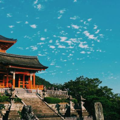 Temple japonais devant un ciel bleu