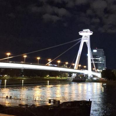 Pont éclairé de nuit en Slovaquie 