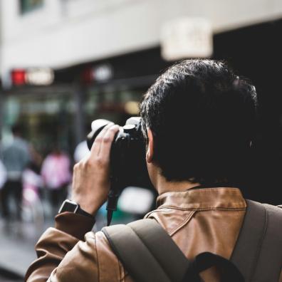 Homme en train de prendre une photo de rue